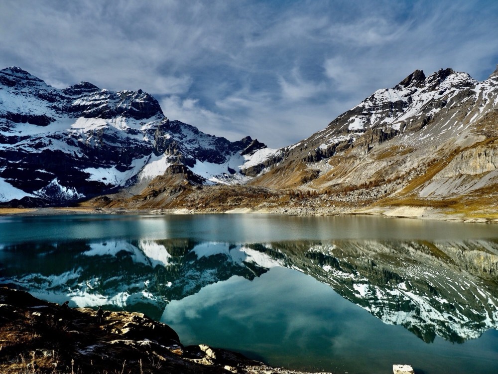 Reflet des montagnes dans le lac de Salanfe, en Valais